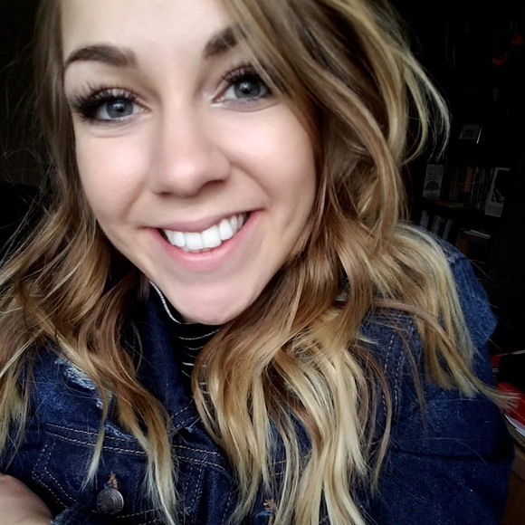 Meet your Posher, Carllie - Picture 2 of 3